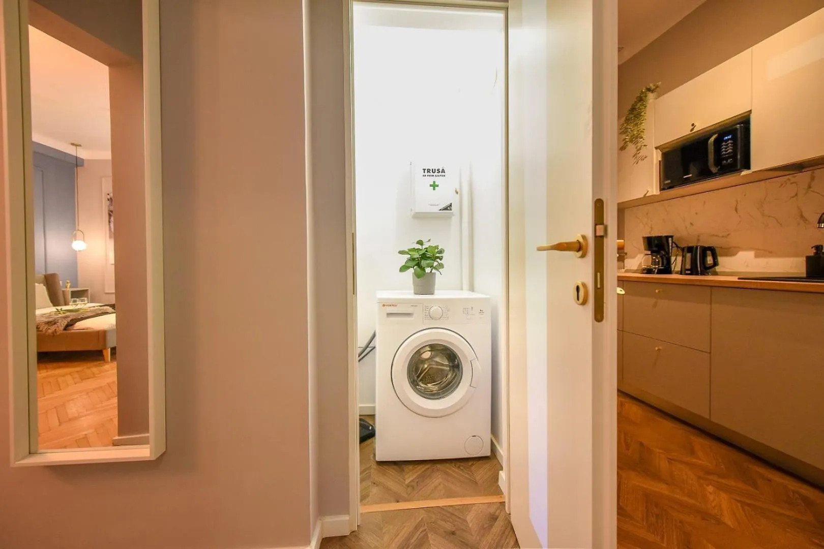 Apartment The Central Charms- Studios Near Radisson Bucharest