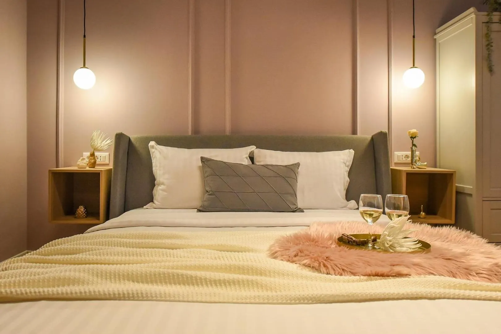 The Central Charms- Studios Near Radisson Bucharest 0*,