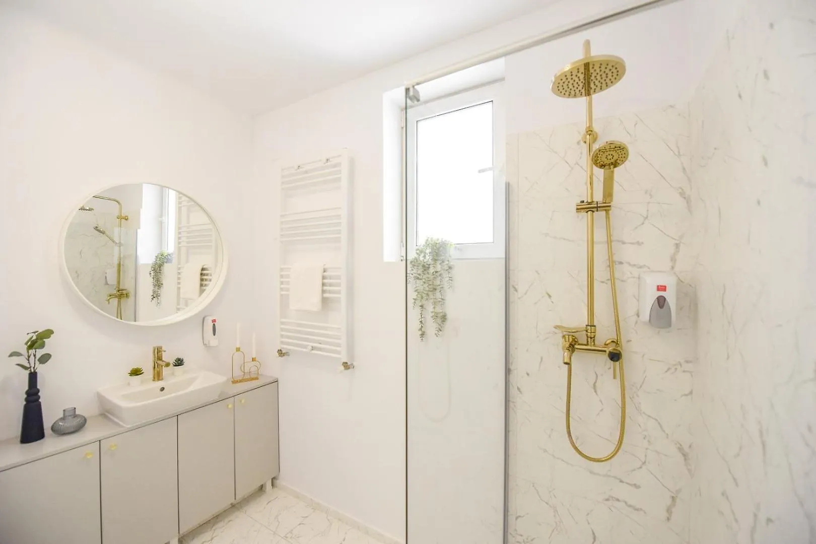 Apartment The Central Charms- Studios Near Radisson Bucharest