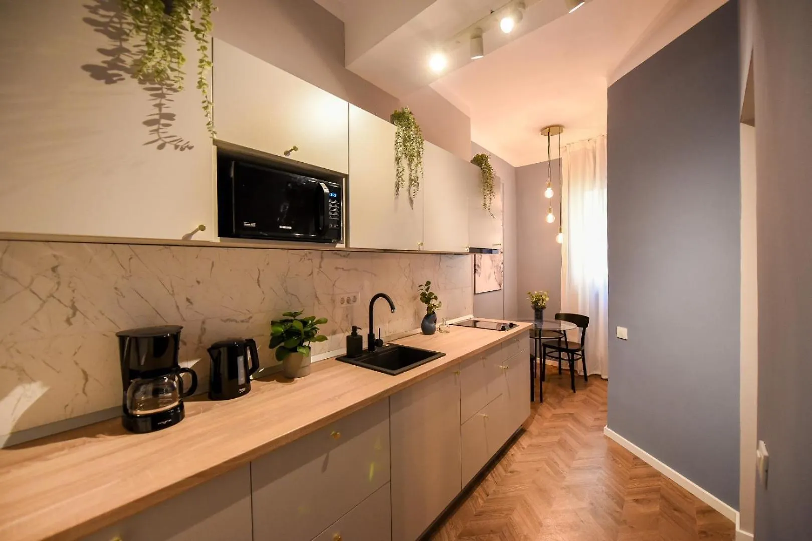 The Central Charms- Studios Near Radisson Bucharest Apartment