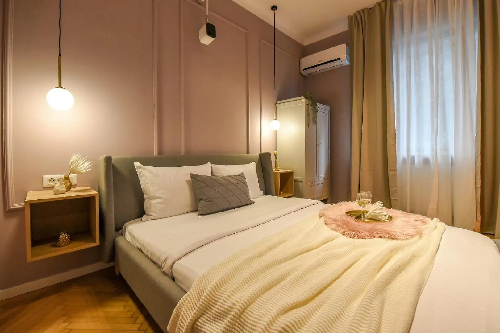 The Central Charms- Studios Near Radisson Bucharest Romania