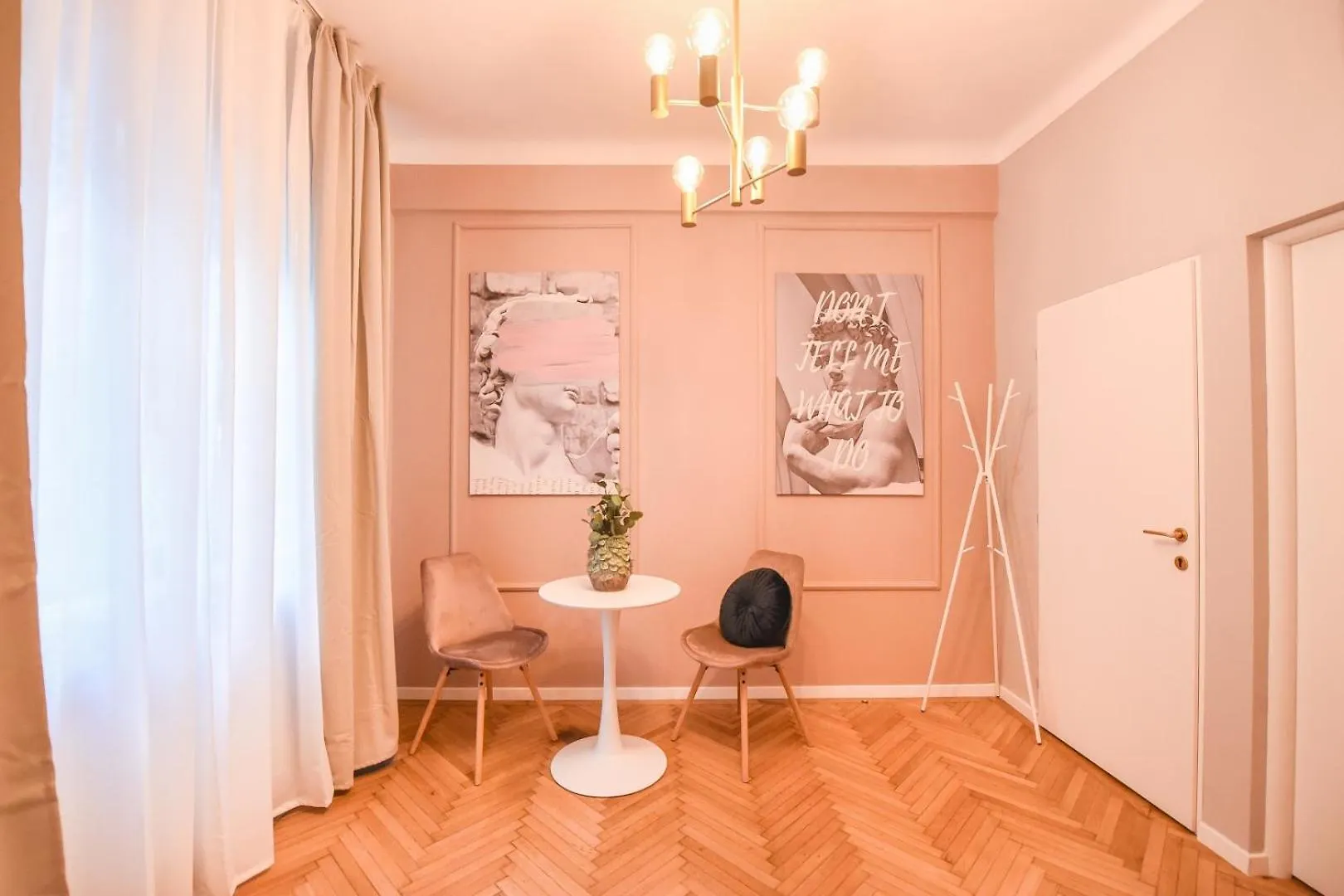 The Central Charms- Studios Near Radisson Bucharest