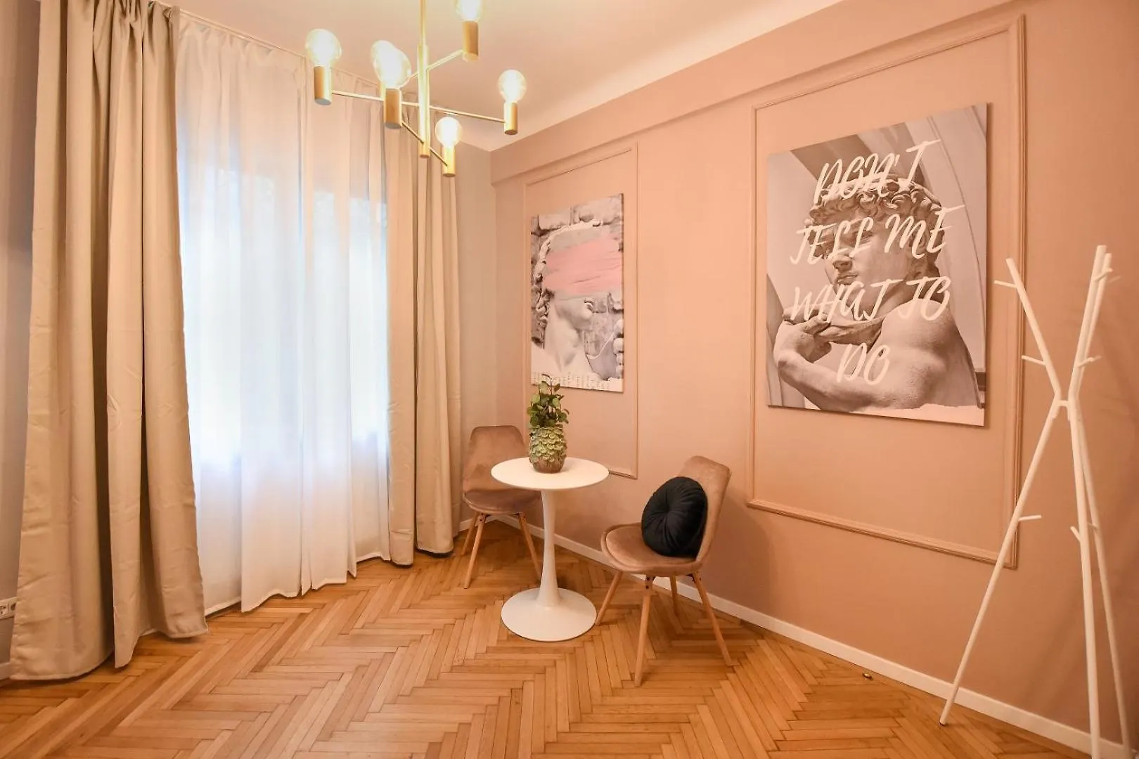 Apartment The Central Charms- Studios Near Radisson Bucharest