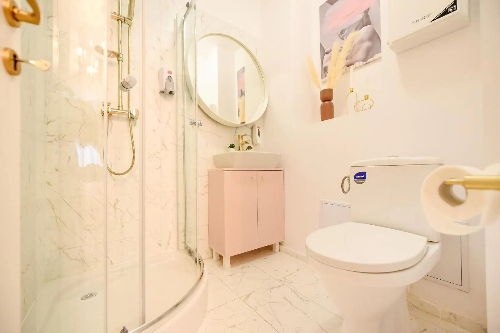 The Central Charms- Studios Near Radisson Bucharest Apartment