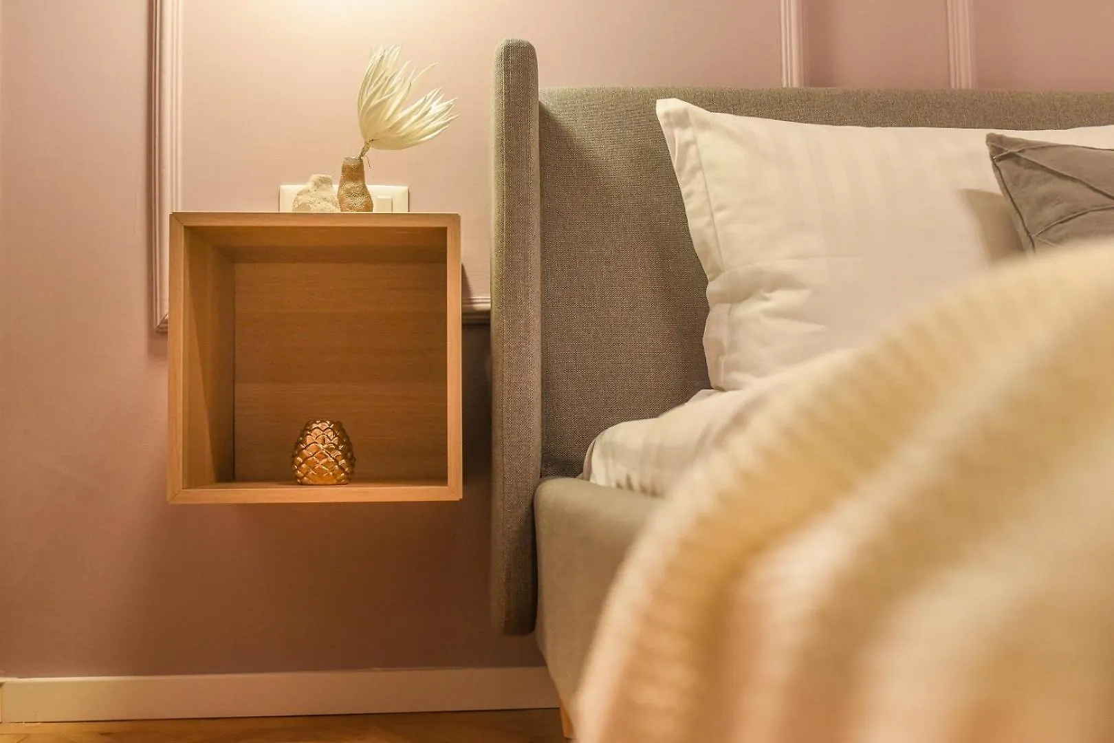 Apartment The Central Charms- Studios Near Radisson Bucharest