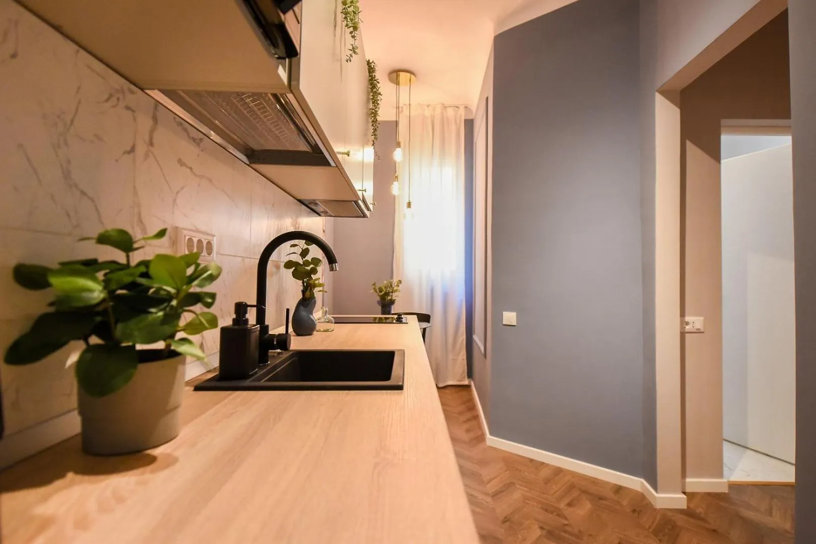 The Central Charms- Studios Near Radisson Bucharest Apartment